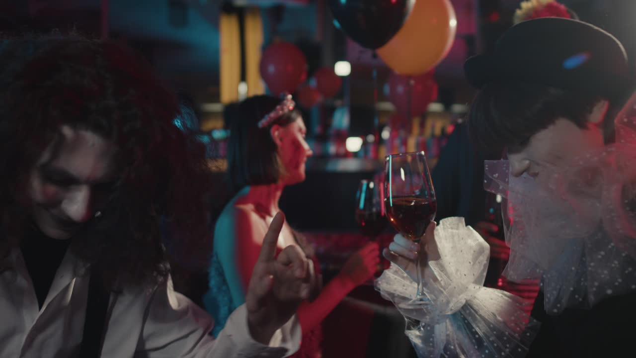 파티에 있는 두 친구.