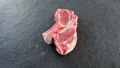 trozo de filete sobre un fondo de hormigón