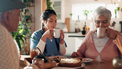 tres mujeres sonriendo mientras disfrutan de té y pastel en una mesa