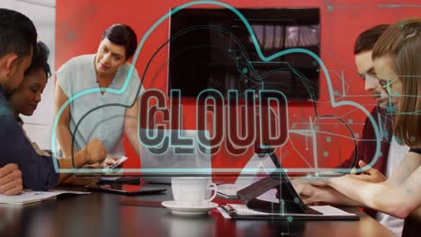 Animation-Von-Cloud-Text-Und-Verbindungen-über-Verschiedene-Geschäftsleute-Im-Büro