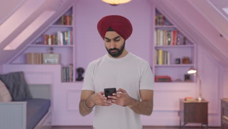 hombre indio sikh enviando un mensaje a alguien