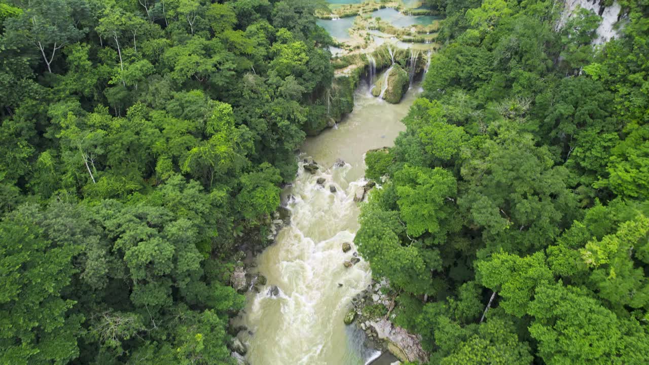 imágenes aéreas de drones del río guatemalteco rio cahabon y el parque nacional semuc champey de la selva tropical rodeado de laderas y montañas de selva verde brillante