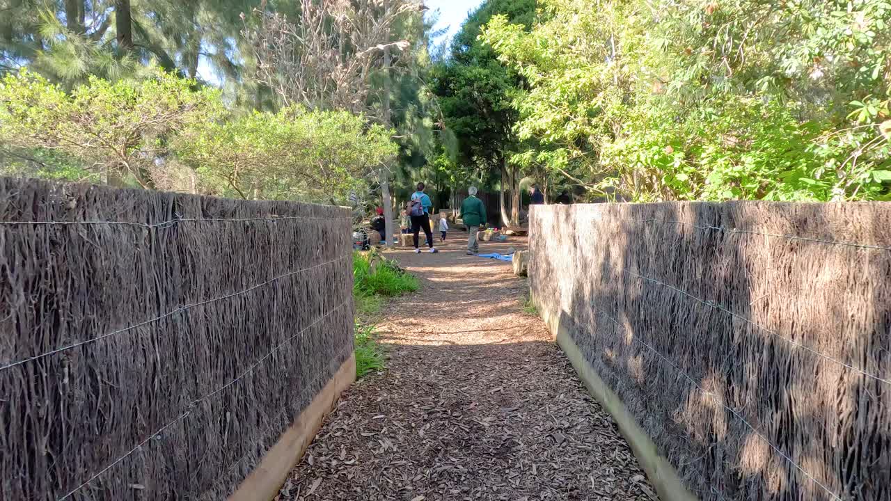 멜버른 동물원 의 자연 주제 의 미로 를 탐험 하는 방문자 들