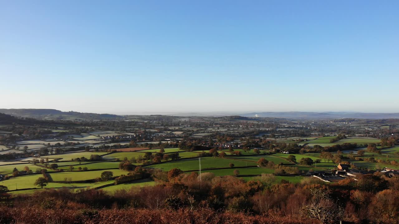 4K luftfoto som stiger opp for å avsløre de bølgende åsene ved Culmstock Beacon i Blackdown Hills, Devon, England