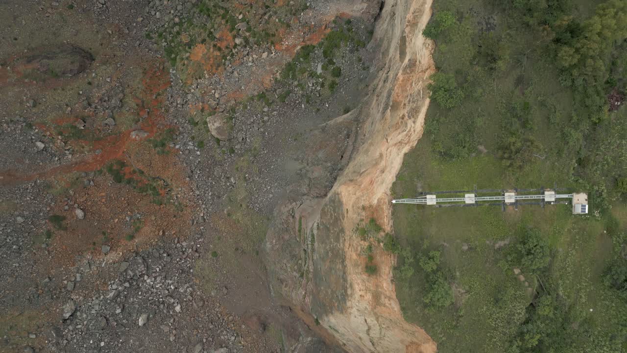 vista de pájaro de las paredes verticales de roca en la mina de diamantes a cielo abierto, za