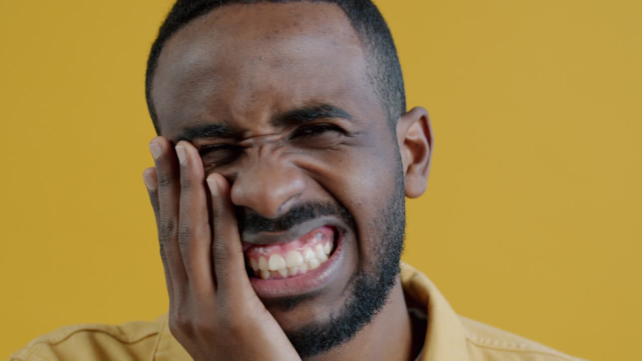 Uomo con mal di denti
