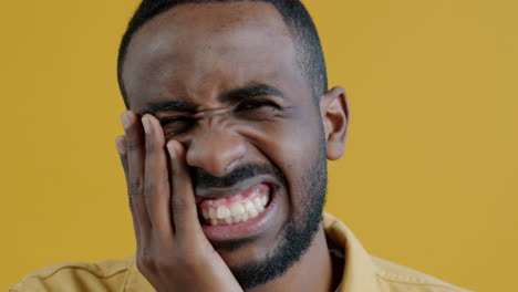 man experiencing toothache