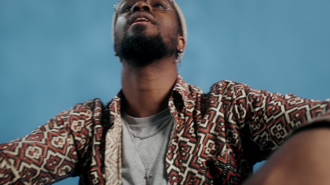 hombre elegante con camisa estampada y gorra