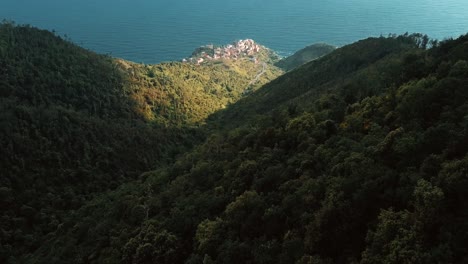 Drohnenansicht-über-Dem-Dorf-Corniglia,-Einem-Von-Fünf-Dörfern-Der-Cinque-Terre