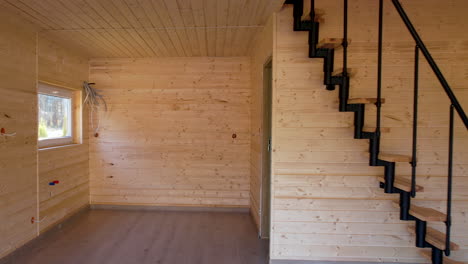 vista interior de la cabaña de madera vacía