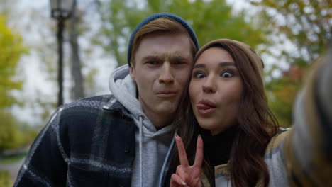 retrato de jóvenes amantes alegres que se toman una selfie con el teléfono inteligente. pareja feliz.