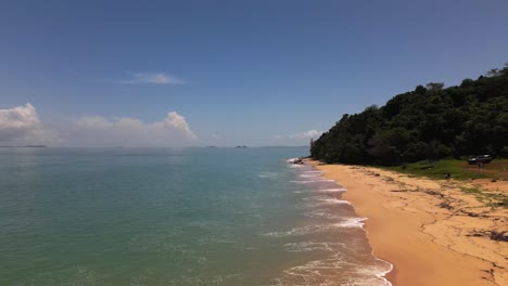 Vuelo-Aéreo-Bajo-Con-Drones-Sobre-Una-Playa-Vacía-En-El-Remoto-Norte-De-Queensland,-Australia