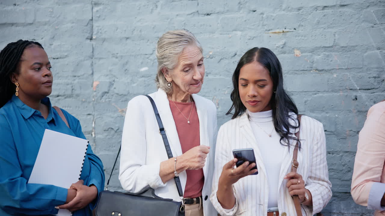 대기, 고용 및 사업 여성들이 줄을 서 있습니다.