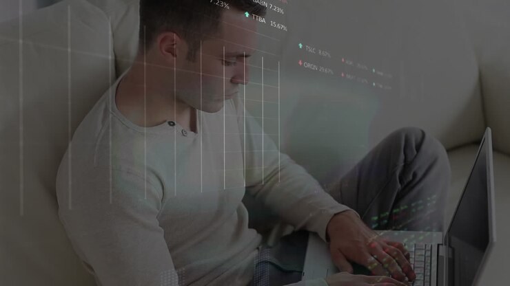 Animation af finansiel databehandling over kaukasisk mand der bruger bærbar computer.