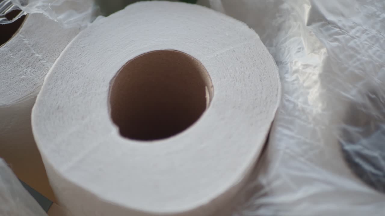 cerca de un rollo de papel higiénico