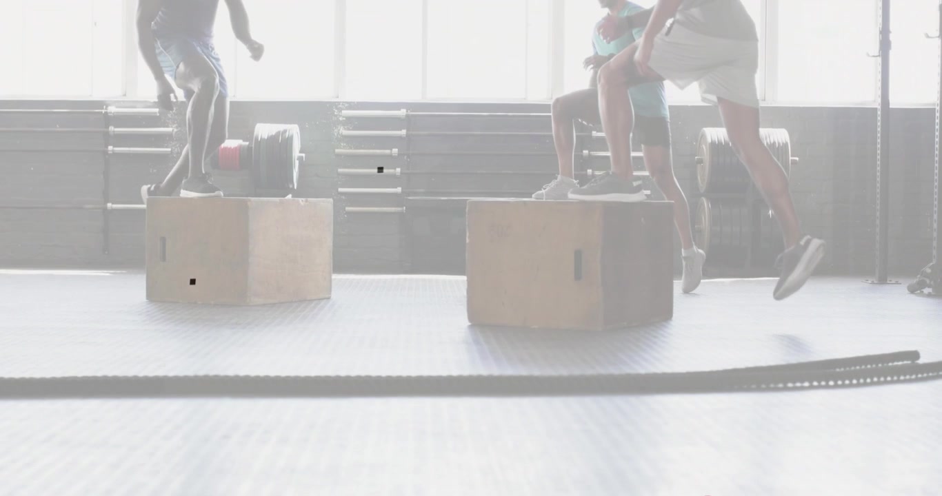 Tre uomini che fanno step-up e box jump, il terzo uomo si unisce dopo aver osservato, con contatore di ripetizioni che traccia le serie