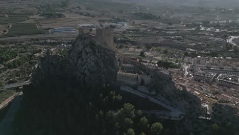 Castillo-Medieval-Situado-En-La-Cima-De-Una-Colina-Rocosa-Con-Vistas-A-La-Histórica-Ciudad-De-Biar,-Alicante