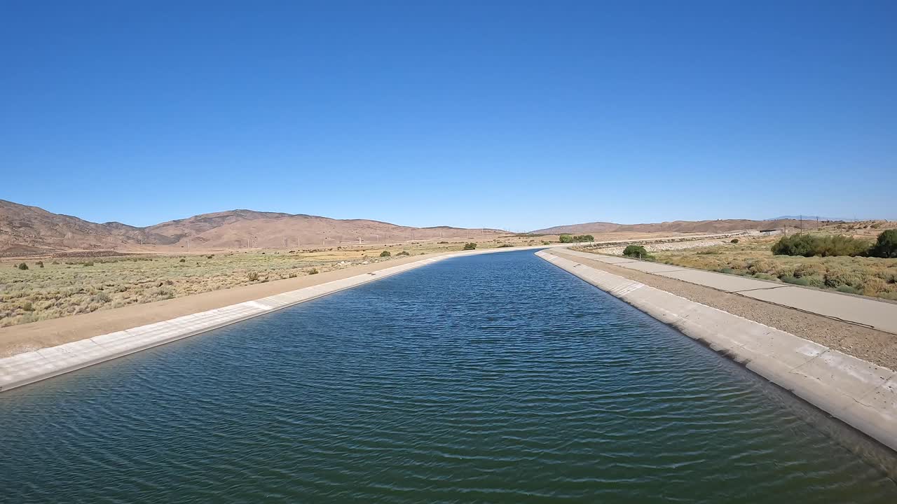 volando sobre un acueducto completo en palmdale para canalizar el agua a las tierras de cultivo en el sur de california