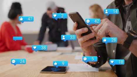 animación del procesamiento de datos de las redes sociales sobre un empresario caucásico que usa un teléfono inteligente