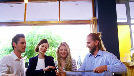 Freunde-Machen-Ein-Selfie-Im-Café