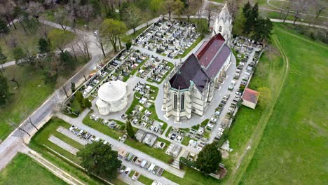 Luftdrohnenaufnahme-Des-Beinhauses-Und-Der-Pfarrkirche-In-Bad-Deutsch-Altenburg,-Niederösterreich