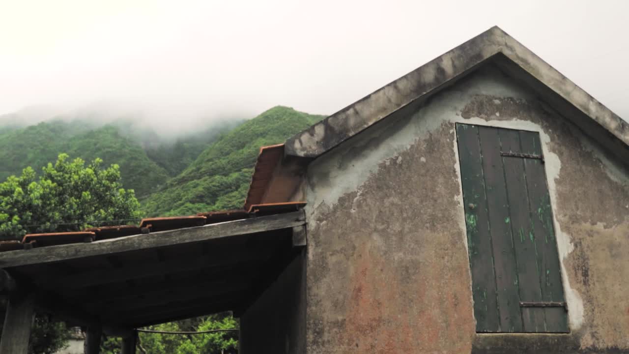 안개가 가득한 산의 오두막