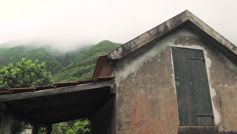 la cabaña de la montaña de la niebla