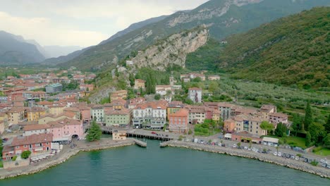 Increíbles-Vistas-Aéreas-De-Torbole-En-El-Lago-De-Garda,-Italia