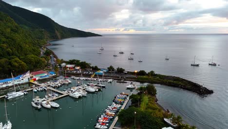 Guadeloupe-Erkunden:-Luftaufnahmen-Atemberaubender-Jachthäfen-In-60 fps