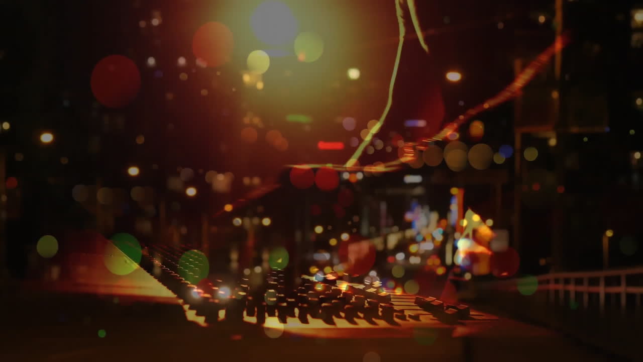 하색 남성 디스크 조키가 밤에 도시 위에서 콘서트 중에 그의 패널을 사용합니다.