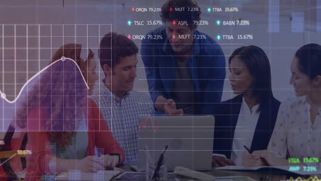 animación de procesamiento de datos y diagramas sobre diversas personas de negocios discutiendo el trabajo