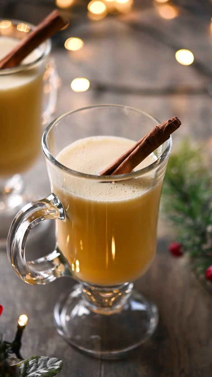 Lait de poule sur une table de Noël festive.