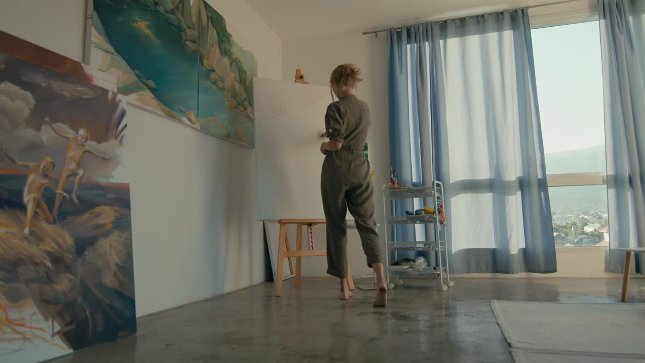 mujer artista en su estudio