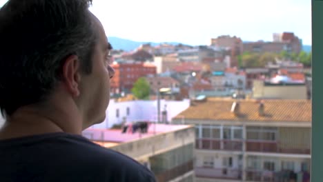 hombre adulto abre la ventana corredera y mira en el fondo