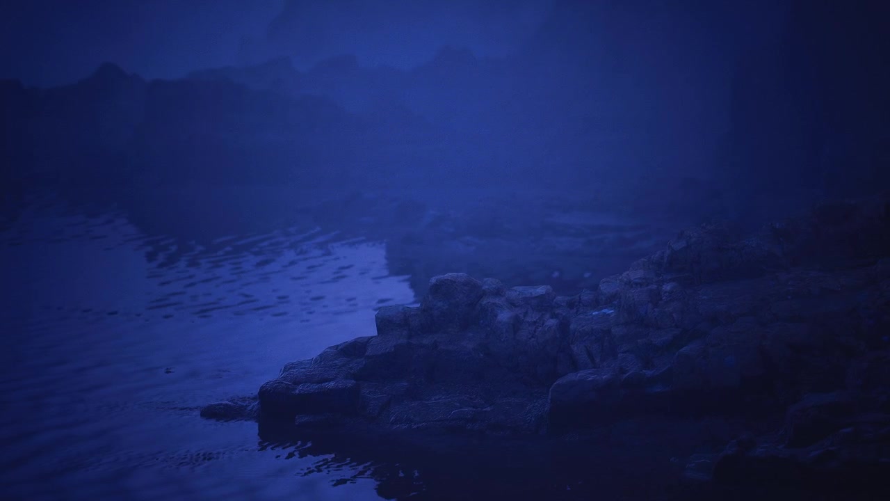 Ombre inquietanti di promontorio nella notte fitta con il mare lontano avvolto