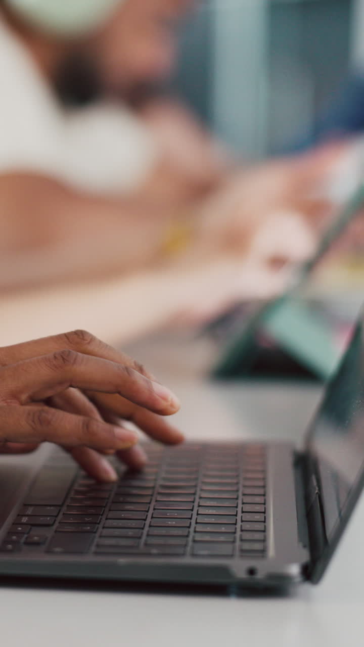 Primo piano di mani che digitano sulla tastiera di un portatile