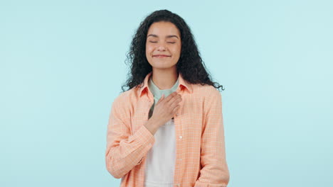 feliz, mujer y soplo beso cara con gen z