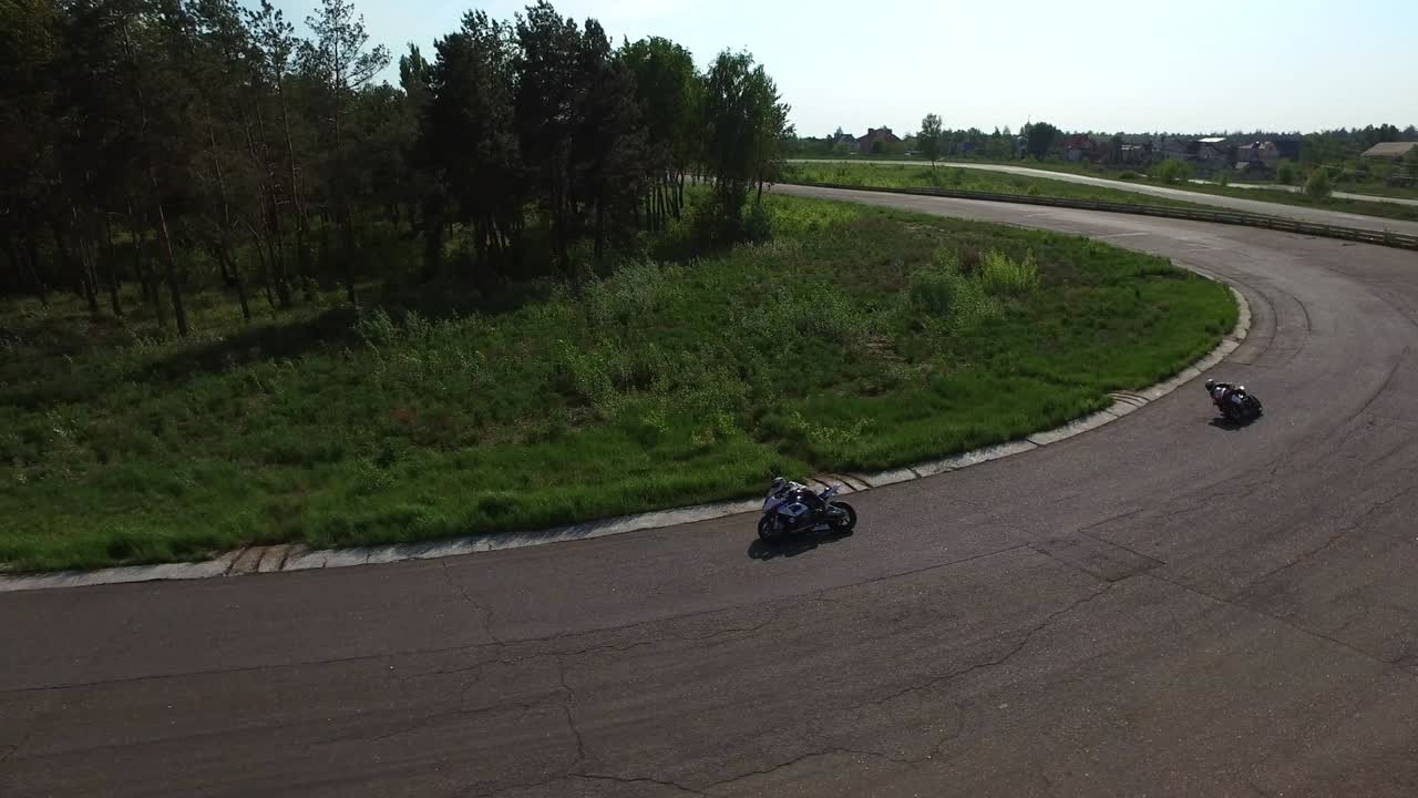 motocicletas deportivas montadas en una pista de carreras. vista aérea del grupo de motocicletas