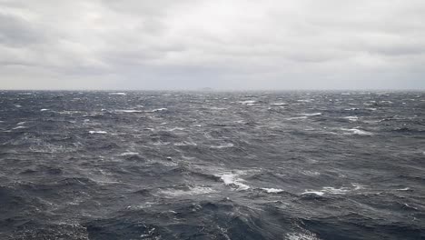 Vistas-Panorámicas-Al-Mar-Abierto-Con-Grandes-Olas-En-Un-Día-Nublado-Con-Fuertes-Vientos