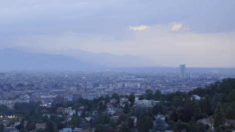 ciudad de turín, italia, establecimiento de tiro panorámico, nubes de lluvia dramáticas con montañas distantes