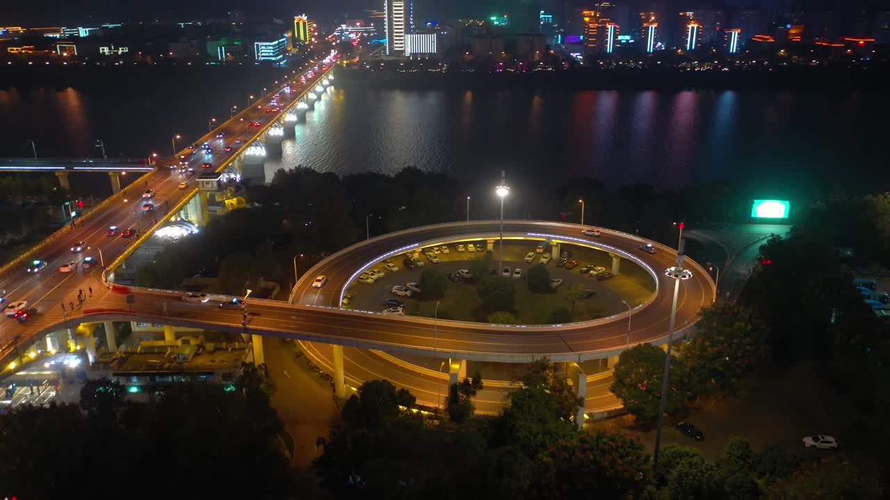 hora nocturna iluminada ciudad de changsha centro del río tráfico puente carretera cruce panorama aéreo 4k china