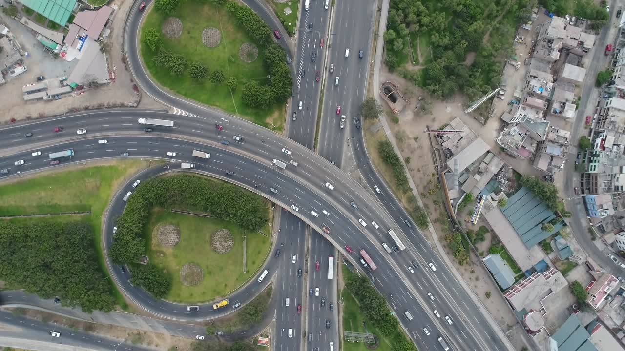 페루 리마의 팬아메리칸 고속도로의 항공 영상. 교통 교차로와 도시의 이미지.