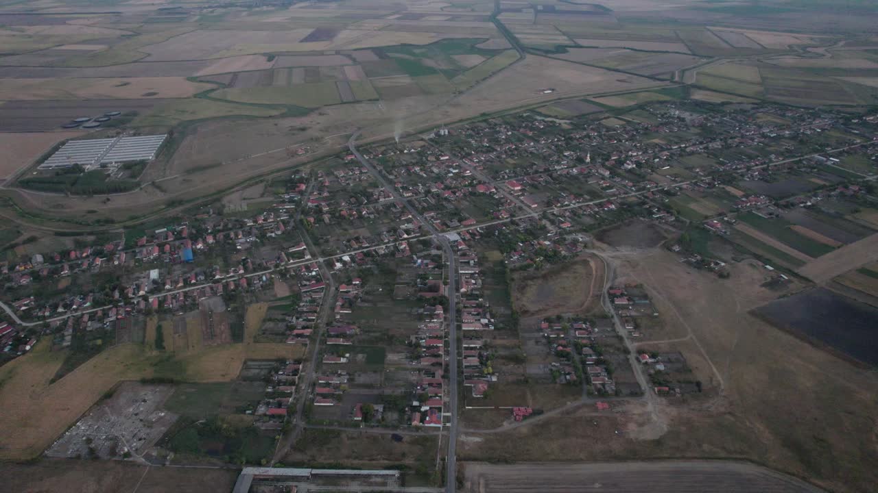 volando sobre el pueblo hacia la columna de humo