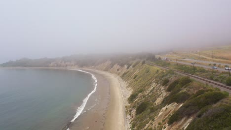 Antena-Sobre-Una-Autopista-Neblinosa-Us-101-Pacific-Coast-Highway-Con-Tráfico-A-Lo-Largo-De-La-Costa-De-California-3