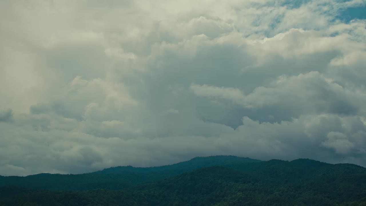 산의 구름 풍경