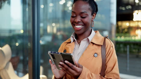 Teléfono,-Sonrisa-Y-Negocios-Con-Una-Mujer-Negra-En-La-Ciudad