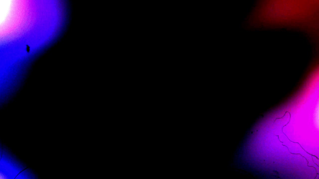 Abstracte filmkorrel-overlay met blauwe en roze lichtlekken