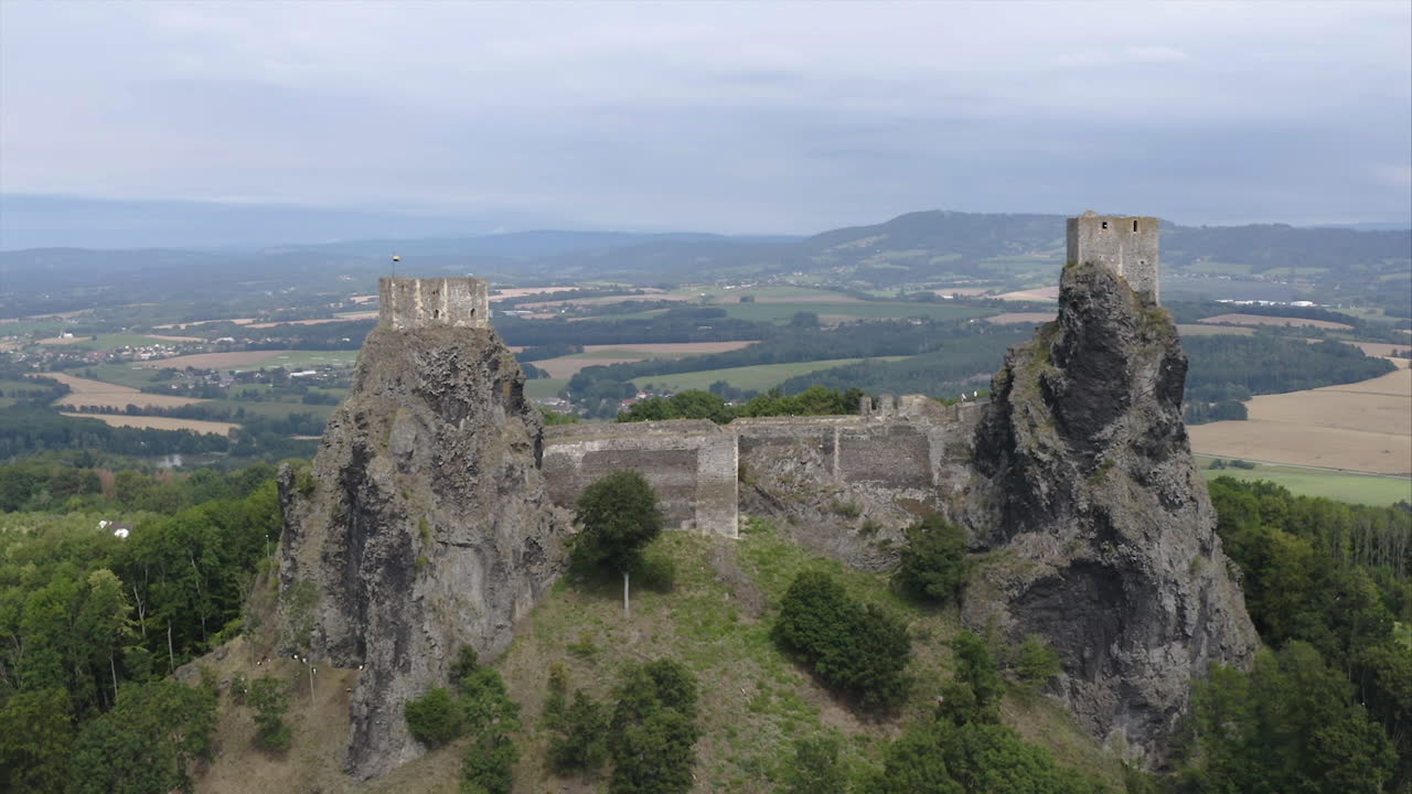 ruinas del castillo de trosky construidas sobre afloramientos rocosos, vistas al campo, república checa