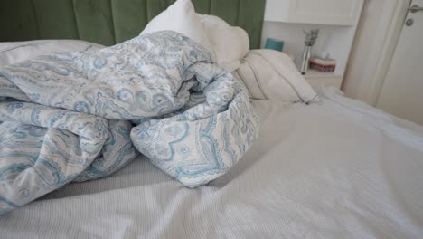 cama sin hacer en un dormitorio