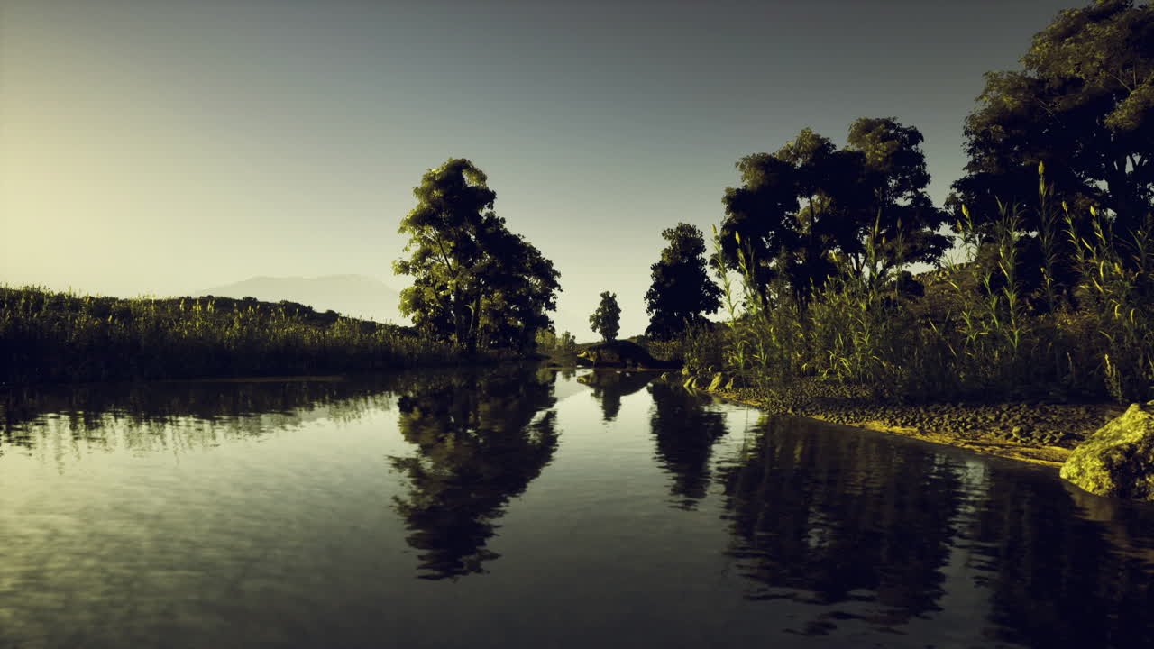 Paisagem tranquila na hora azul exibindo águas calmas e colinas distantes.